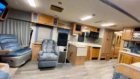 National Dolphin luxury RV -Enjoy the journey! Drivable vehicle in Buford