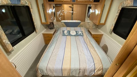 National Dolphin luxury RV -Enjoy the journey! Drivable vehicle in Buford