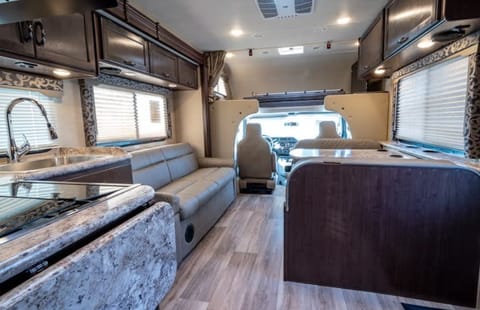 2021 Luxury Thor Four Winds 2 Slide Outs Huge Space Sleep Up to 10 (103) Drivable vehicle in Rowland Heights