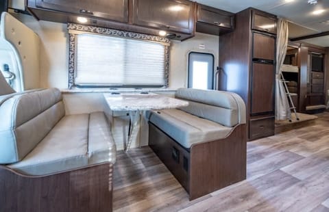 2021 Luxury Thor Four Winds 2 Slide Outs Huge Space Sleep Up to 10 (102) Véhicule routier in Monrovia