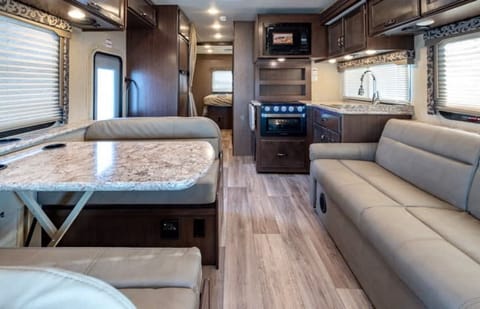 2021 Luxury Thor Four Winds 2 Slide Outs Huge Space Sleep Up to 10 (102) Veicolo da guidare in Monrovia