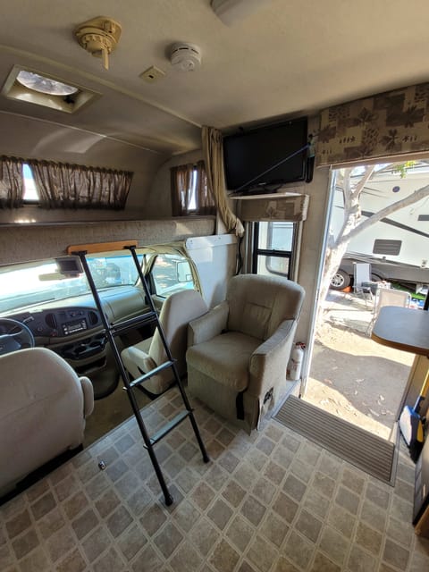 2007 Winnebago Outlook 27D Drivable vehicle in Serra Mesa