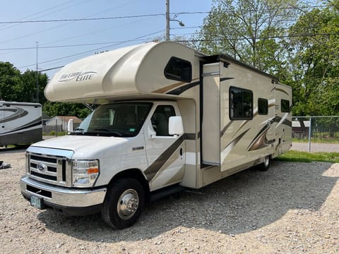 2017 Thor Motor Coach Freedom Elite 30FE Drivable vehicle in Manchester