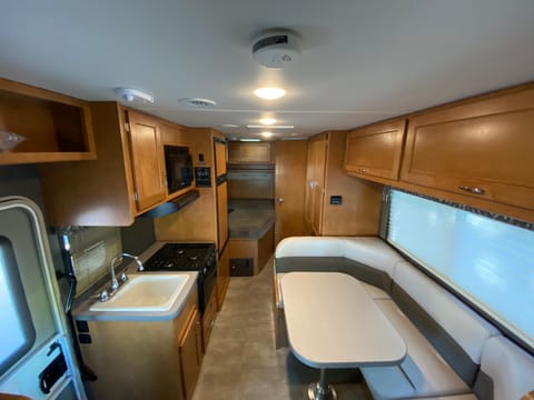 Beautiful Winnebago Minnie Winnie 22feet Drivable vehicle in Downey