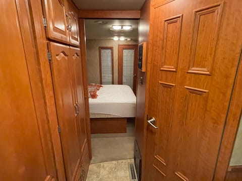 37' Class A, 1.5 bathrooms, 3 slides, Free WiFi! Véhicule routier in Chino
