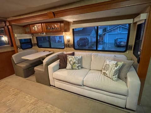 37' Class A, 1.5 bathrooms, 3 slides, Free WiFi! Véhicule routier in Chino