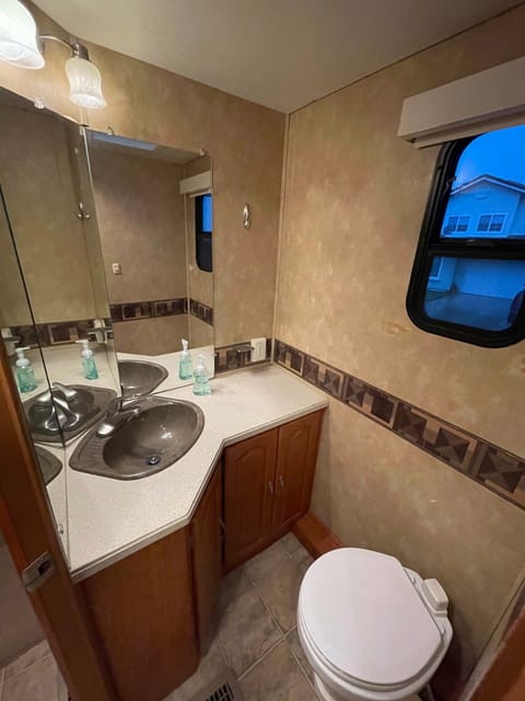 37' Class A, 1.5 bathrooms, 3 slides, Free WiFi! Drivable vehicle in Chino