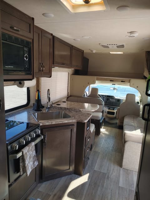 2019 Thor Motor Coach Freedom Elite HE26 Drivable vehicle in Silverado Ranch