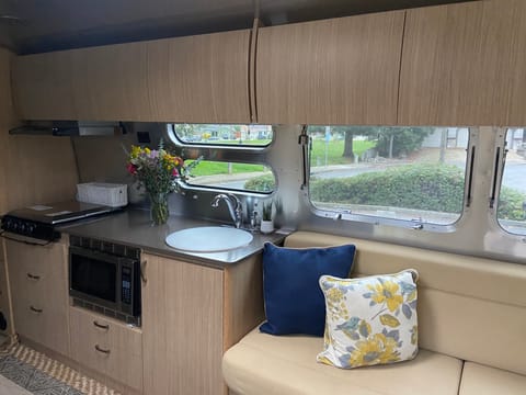 Airstream Flying Cloud 30 Bunk Towable trailer in Petaluma