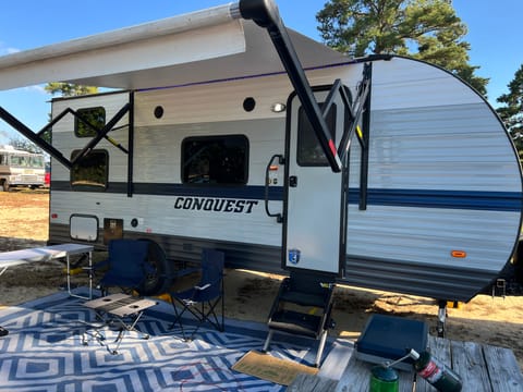 Great Family Getaway w/ Bunks.  Sleep 8. Towable trailer in Apex