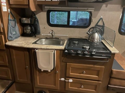 Family Friendly Class C motor home Drivable vehicle in Overland Park