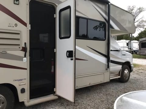 Family Friendly Class C motor home. Pet Friendly Véhicule routier in Overland Park