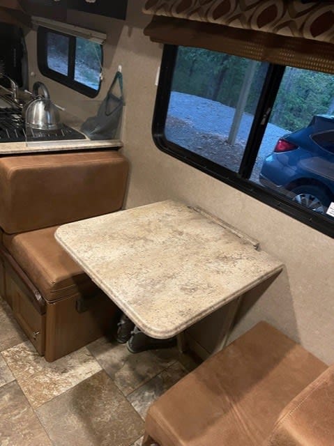 Family Friendly Class C motor home. Pet Friendly Drivable vehicle in Overland Park