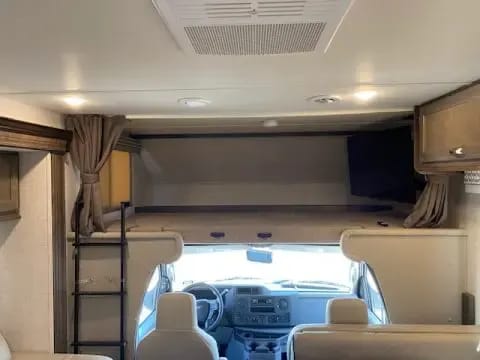 The Road Trip Pro- 2021 Class C RV with Bunks! Vehículo funcional in Olathe