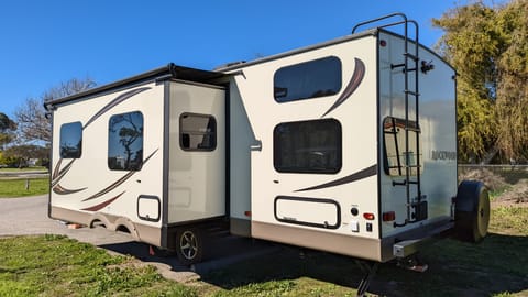 32Ft Forest River RV Rockwood Ultra Lite 2702WS Towable trailer in Stanton