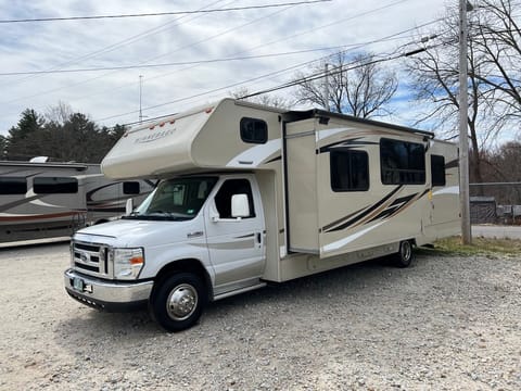 2015 Winnebago Minnie Winnie 31K Drivable vehicle in Manchester