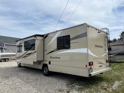 2015 Winnebago Minnie Winnie 31K Drivable vehicle in Manchester