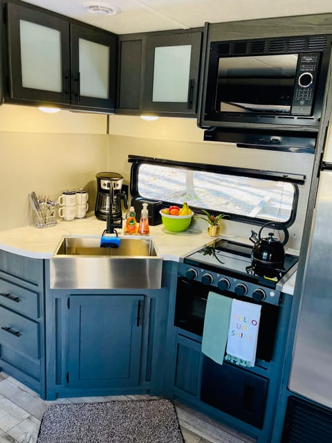 Get cozy in our 2022 Aspen Trail - Delivery only Towable trailer in Spartanburg