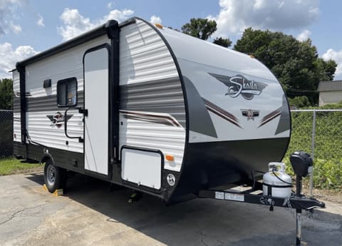 2022 Shasta RVs Shasta 18BH Towable trailer in Town N Country