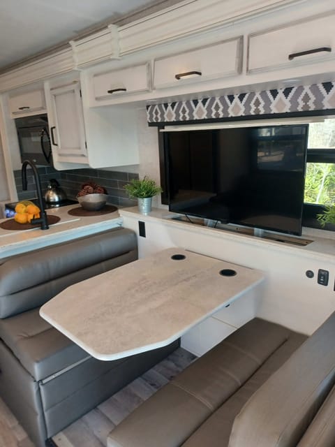 2022 CONVENIENT & EASY TO DRIVE RV!!! Entegra Coach Vision 27A Véhicule routier in Tampa