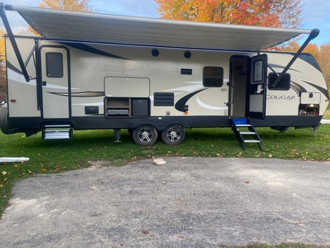 Camp Ready Keystone Cougar. 29BHS Towable trailer in Mount Pleasant