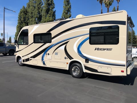 Memory Builder 2017 Thor Motor Coach Vegas 25.2 Drivable vehicle in Rialto