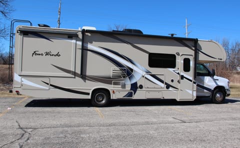 Thor Motor Coach Four Winds Drivable vehicle in Aurora