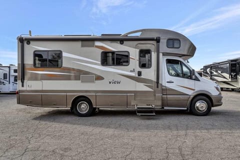 Luxury RV with optional King bed! Drivable vehicle in Woodbury