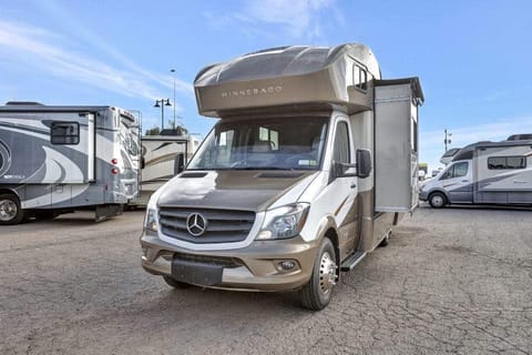 Luxury RV with optional King bed! Véhicule routier in Woodbury