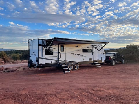 MODERN NEW 2022 - SLEEPS 10 - SOLAR - EASY TOWING - JUST BRING YOUR GROCERIES - DELIVERY & SETUP AVAILABLE Towable trailer in Maricopa