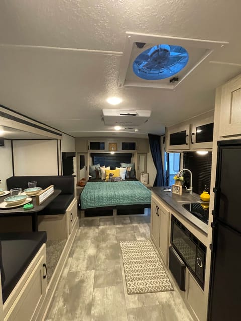 It's White Lightening! All-Inclusive sleeps 8+pets Towable trailer in Shakopee