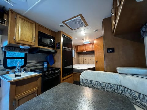 Spacious Easy to Drive Worry Free 2016 Minnie Winnie W/ U-Shaped Dinette Véhicule routier in Talent