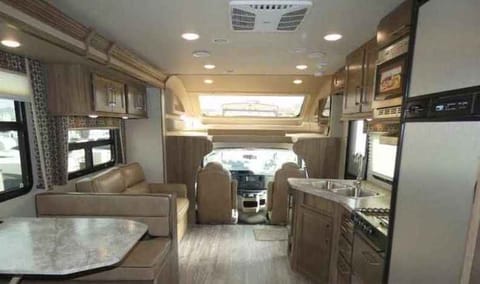 The Prestigious Entegra Coach Odyssey 28 Ft long! Véhicule routier in Muscatine