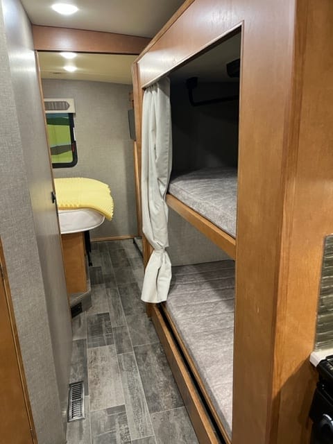 2019 Winnebago Vista - King bedroom, Bunks & Loft Drivable vehicle in Elk Grove
