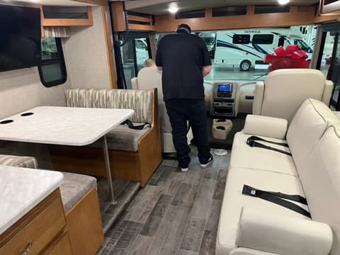 2019 Winnebago Vista - King bedroom, Bunks & Loft Drivable vehicle in Elk Grove