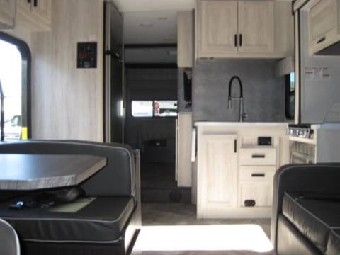 2022 Family friendly Rv 200 miles  per night incl Véhicule routier in Riverside