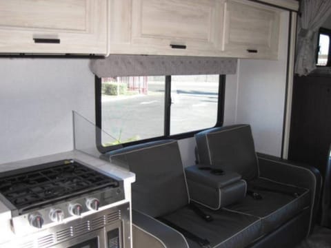 2022 Family friendly Rv 200 miles  per night incl Drivable vehicle in Riverside