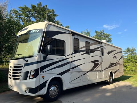 Harvey the RV - King bed & bunks, 2 A/Cs, Sleeps 8 Drivable vehicle in Edmond