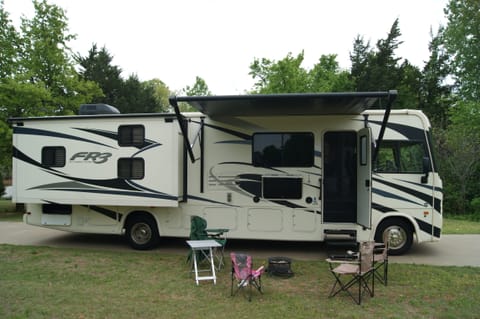 Harvey the RV - King bed & bunks, 2 A/Cs, Sleeps 8 Drivable vehicle in Edmond