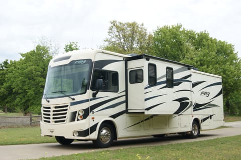 Harvey the RV - King bed & bunks, 2 A/Cs, Sleeps 8 Drivable vehicle in Edmond