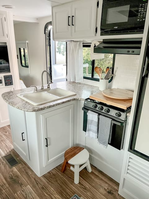 Glamping Restyled Trailer - Beautiful and Spacious Towable trailer in East Nashville