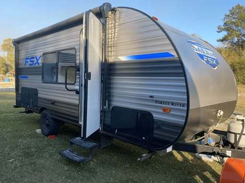 Easy towing camper bunks and murphy bed Sleeps 5! Towable trailer in Deltona