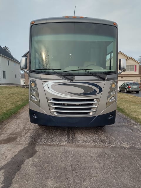 2017 Thor Motor Coach Challenger 37TB / 1.5 bath Drivable vehicle in Oakbrook Terrace