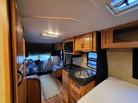 2015 Thor Motor Coach Chateau 24C Drivable vehicle in Portland