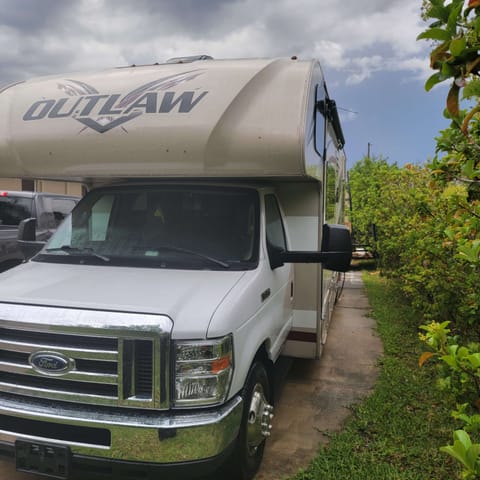 2021 Thor Motor Coach Outlaw 29J Drivable vehicle in Wesley Chapel