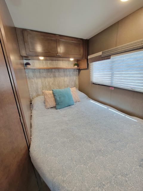 2019 Winnebago Outlook 25J Drivable vehicle in Spring Branch