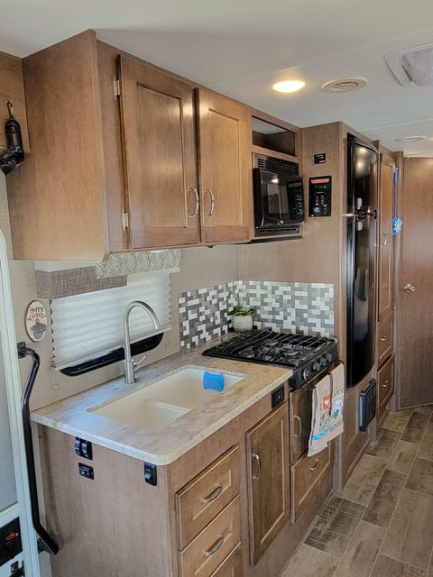 2019 Winnebago Outlook 25J Drivable vehicle in Spring Branch