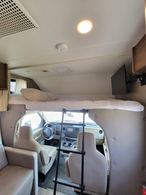 2019 Winnebago Outlook 25J Drivable vehicle in Spring Branch