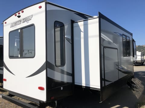 2020 Forest River RV Cherokee Arctic Wolf Suite 3550 Towable trailer in Hot Springs