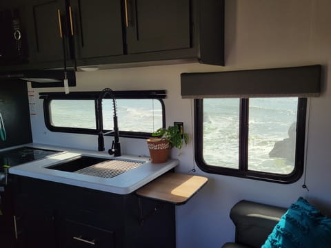 Family Friendly RV, 1 Queen Bed and 2 Bunks Towable trailer in Newport